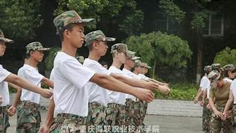 軍訓(xùn)服穿出了漢服的感覺(jué)_軍訓(xùn)服顯胖嗎